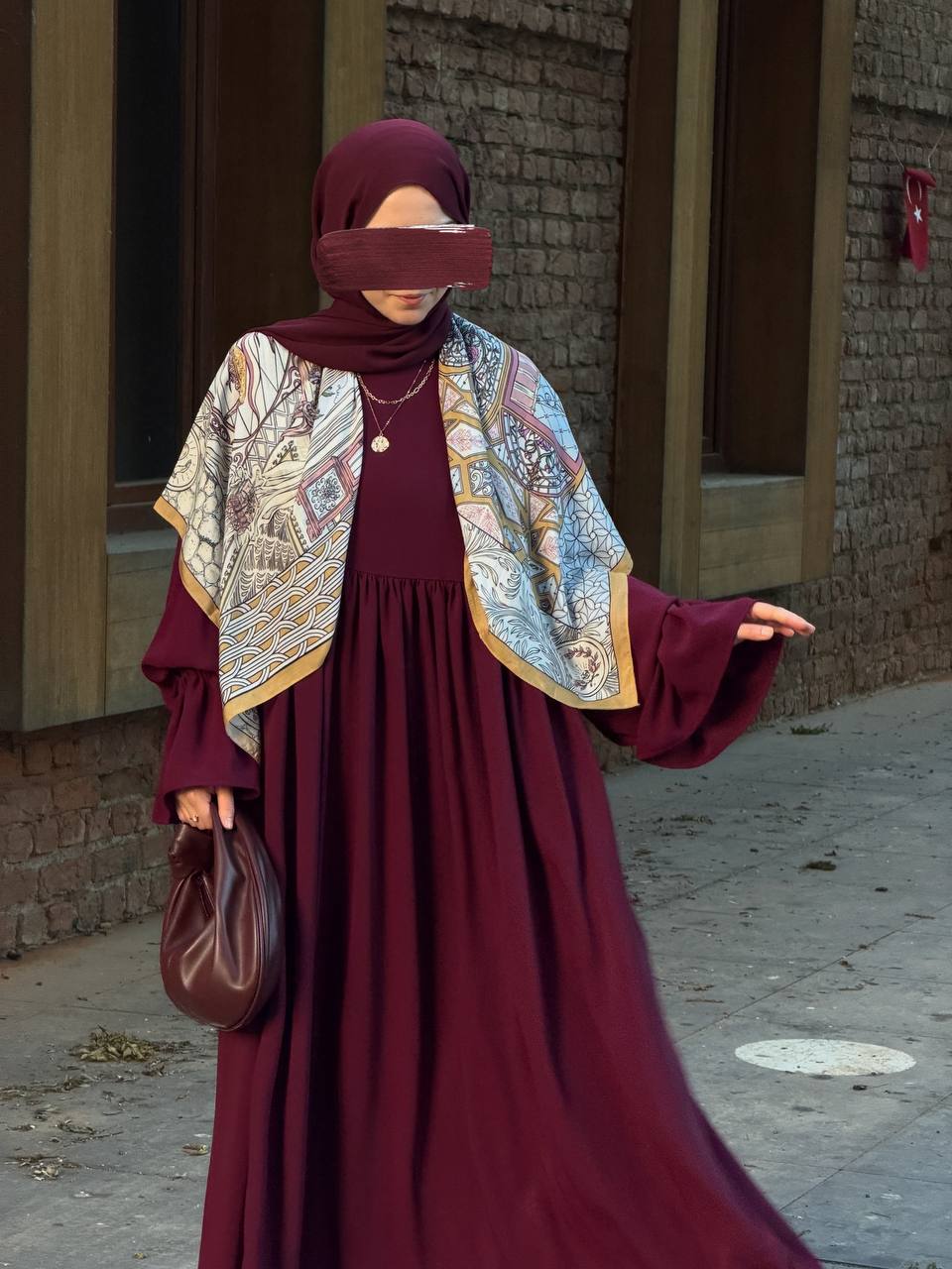 Bordo elbise ve desenli şal, sokak çekimi